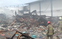 Gudang Plastik di Kapuk Jakbar Kembali Terbakar, Api Muncul Lagi dari Balik Puing Tembok