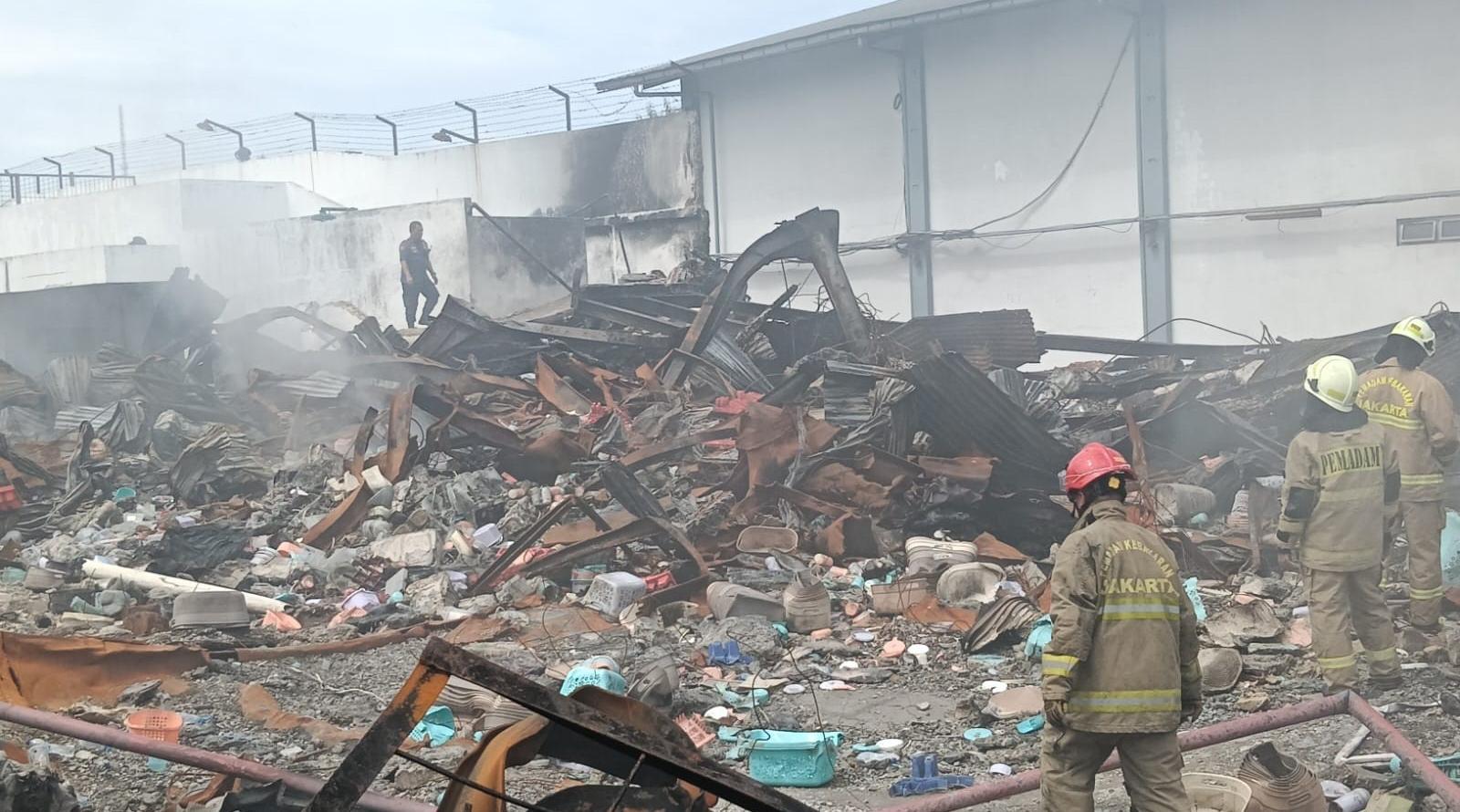 Gudang Plastik di Kapuk Jakbar Kembali Terbakar, Api Muncul Lagi dari Balik Puing Tembok