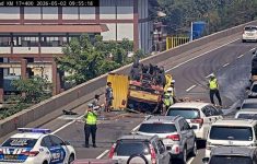 Truk Books Terbalik di Tol Wiyoto Wiyono, Lalu Lintas Arah Ancol Tersendat