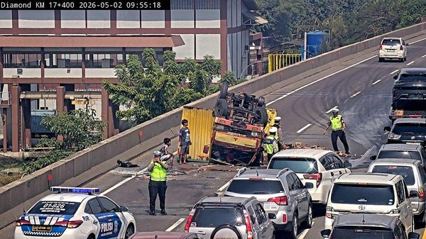 Truk Books Terbalik di Tol Wiyoto Wiyono, Lalu Lintas Arah Ancol Tersendat