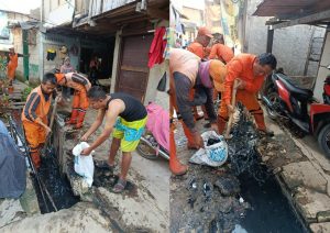 Gotong Royong Atasi Genangan, Saluran Air di Cengkareng Barat Dibersihkan