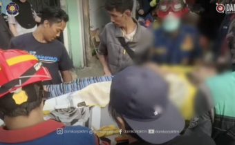 Evakuasi Dramatis! Damkar Bantu Pria 150 Kg di Jatinegara Dibawa ke Rumah Sakit
