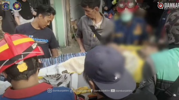 Evakuasi Dramatis! Damkar Bantu Pria 150 Kg di Jatinegara Dibawa ke Rumah Sakit