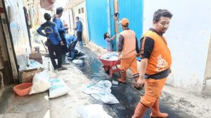 Gotong Royong Berlanjut di Cengkareng Barat, Saluran Air Dibersihkan untuk Antisipasi Genangan 