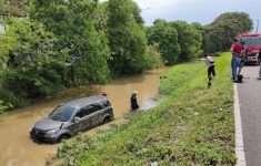 Cari Kartu Tol Saat Berkendara, Mobil di Soetta Hilang Kendali dan Masuk Kali