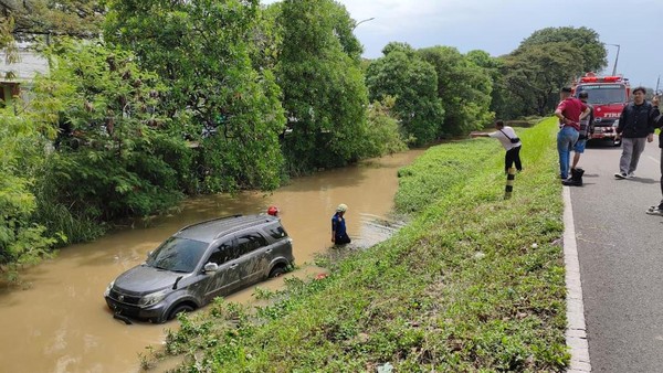 Cari Kartu Tol Saat Berkendara, Mobil di Soetta Hilang Kendali dan Masuk Kali