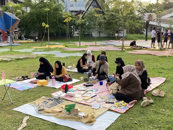 Silent Reading Jadi Tren Baru di Ruang Publik Jakarta