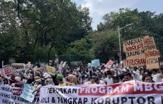 Massa Gelar Aksi di Patung Kuda