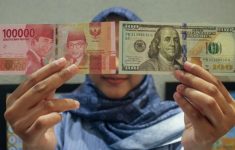Rupiah Nyaris Sentuh Rp18.000 per Dolar AS