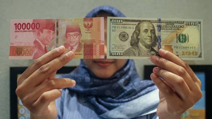 Rupiah Nyaris Sentuh Rp18.000 per Dolar AS