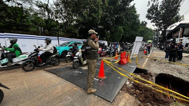 Perbaikan Jalan Amblas Lenteng Agung Capai 70 Persen, Pemprov Targetkan Normal Pekan Depan