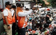 Pemkot Jakbar Uji Coba Cairan Eco Lindi di Tambora untuk Atasi Bau Sampah