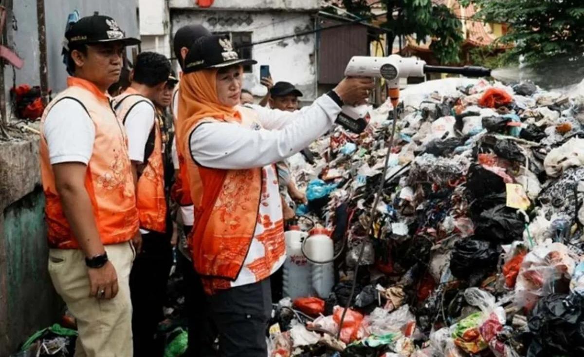 Pemkot Jakbar Uji Coba Cairan Eco Lindi di Tambora untuk Atasi Bau Sampah