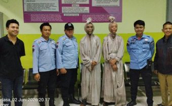 Cari Uang Pakai Kostum Pocong, Dua Pengamen Terjaring Patroli di Jaktim