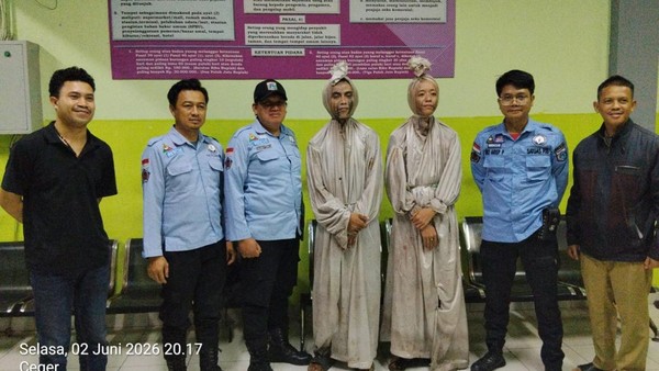 Cari Uang Pakai Kostum Pocong, Dua Pengamen Terjaring Patroli di Jaktim