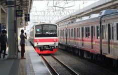 Kebakaran Dekat Jalur Rel, Perjalanan KRL Tanah Abang-Duri Alami Keterlambatan