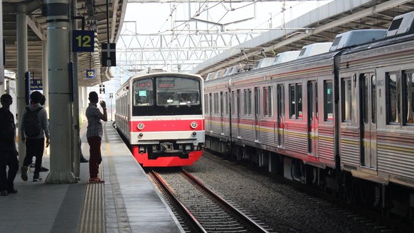 Kebakaran Dekat Jalur Rel, Perjalanan KRL Tanah Abang-Duri Alami Keterlambatan