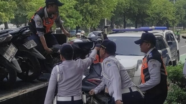 Dishub Tertibkan Parkir Liar di RSCM Jakpus, Jukir Kabur Saat Hendak Diamankan