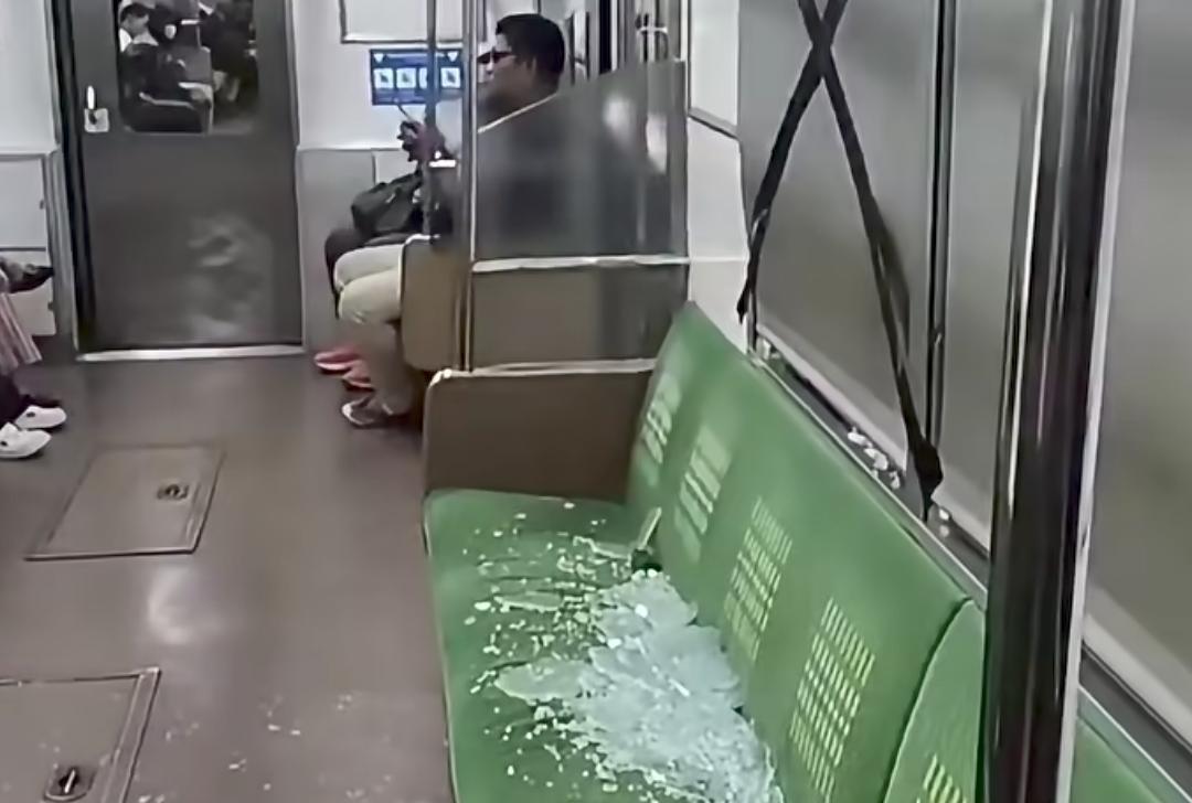 Kaca KRL Tanah Abang-Rangkasbitung Pecah Dilempar OTK Saat Melintas, Penumpang Terluka