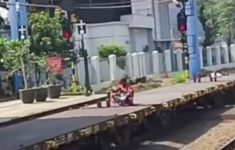 Pria Nekat Menumpang Kereta Barang di Jatinegara Viral, Netizen: Bro Pikir Lagi di San Andreas