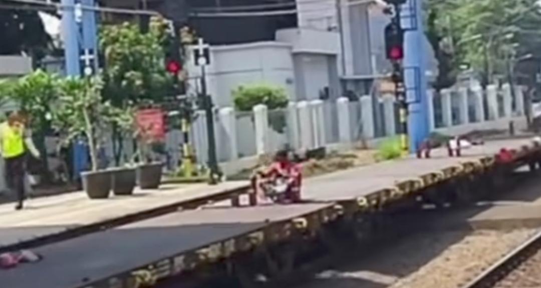 Pria Nekat Menumpang Kereta Barang di Jatinegara Viral, Netizen: Bro Pikir Lagi di San Andreas