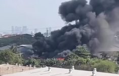 Kebakaran Hebat Landa Gudang PVC di Jakut, Kepulan Asap Terlihat dari Kejauhan