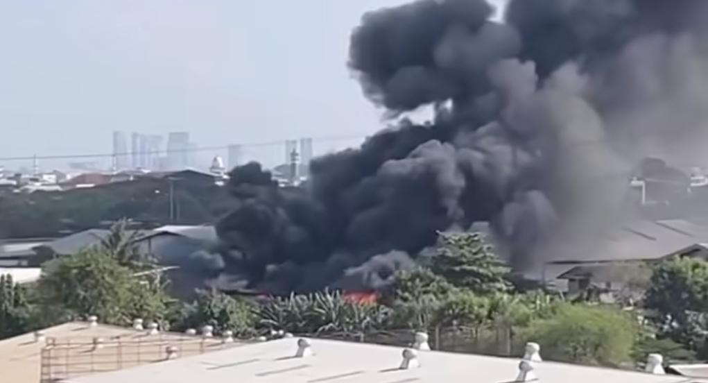 Kebakaran Hebat Landa Gudang PVC di Jakut, Kepulan Asap Terlihat dari Kejauhan