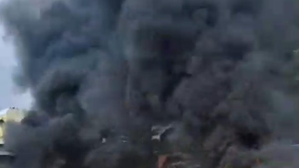 Truk Terbakar di Kalideres, Asap Hitam Tebal Membumbung ke Langit