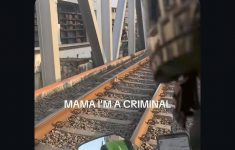 Viral Ojol Terobos Jembatan Rel di Tanah Abang Bawa Penumpang, Warga Sebut Sering Terjadi