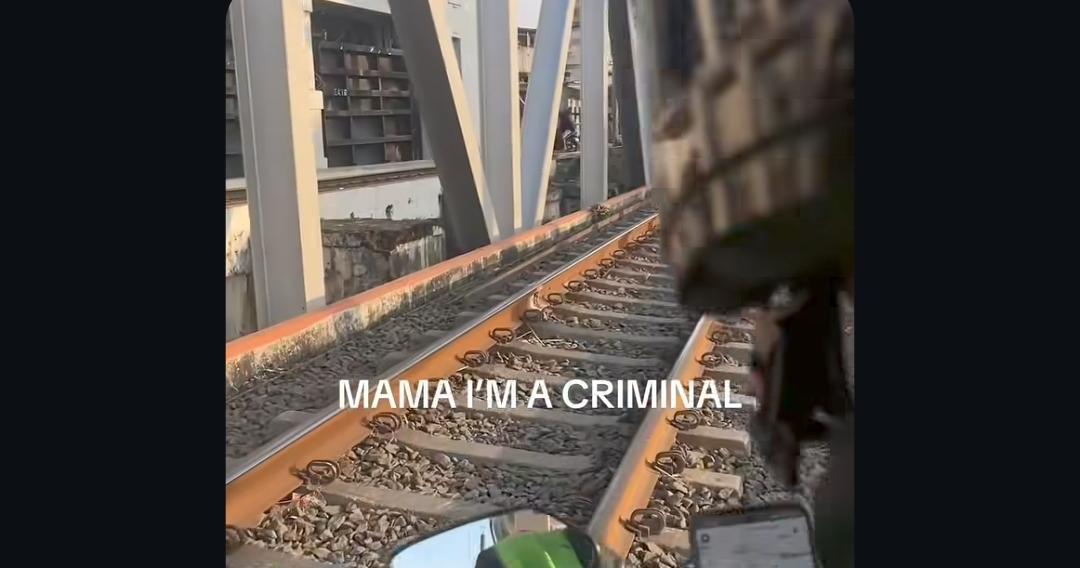Viral Ojol Terobos Jembatan Rel di Tanah Abang Bawa Penumpang, Warga Sebut Sering Terjadi