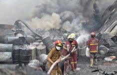 Kebakaran Pabrik Sandal di Tangerang Sulit Dipadamkan, Ini Penyebabnya
