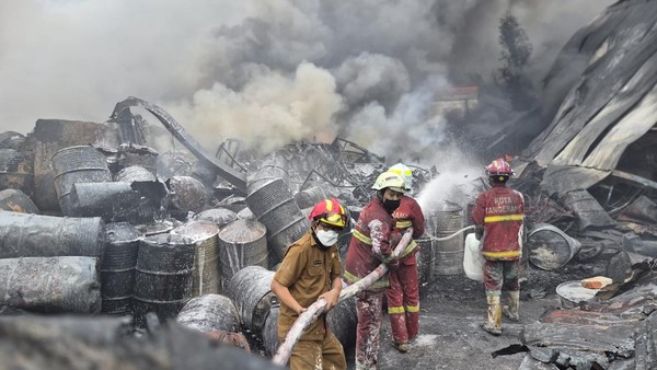 Kebakaran Pabrik Sandal di Tangerang Sulit Dipadamkan, Ini Penyebabnya