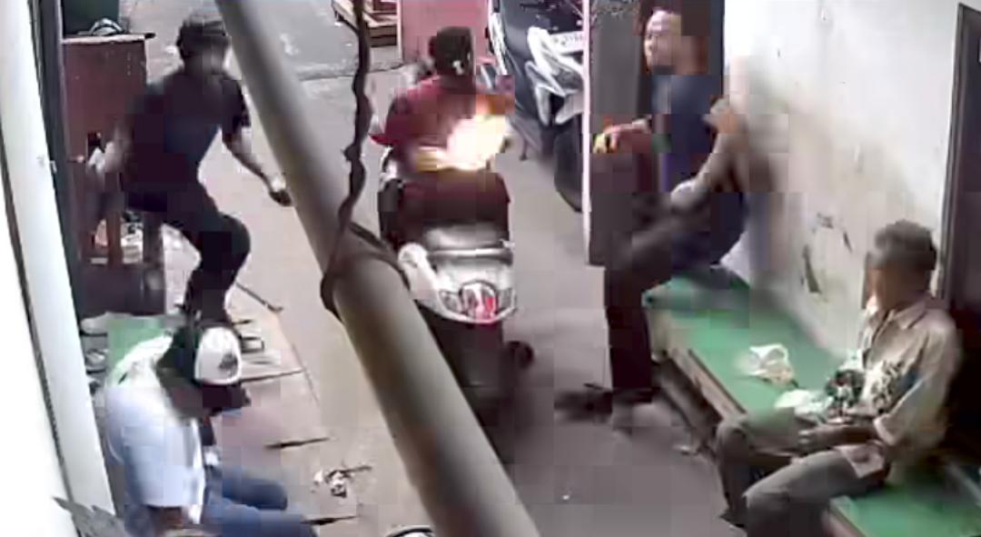 Viral Ibu Bonceng Anak Dilempar Diduga Bom Molotov di Jakut, Polisi Buru Pelaku