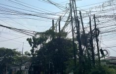 Sering Tersangkut Truk, Kabel Semrawut di Kalideres Akan Ditata
