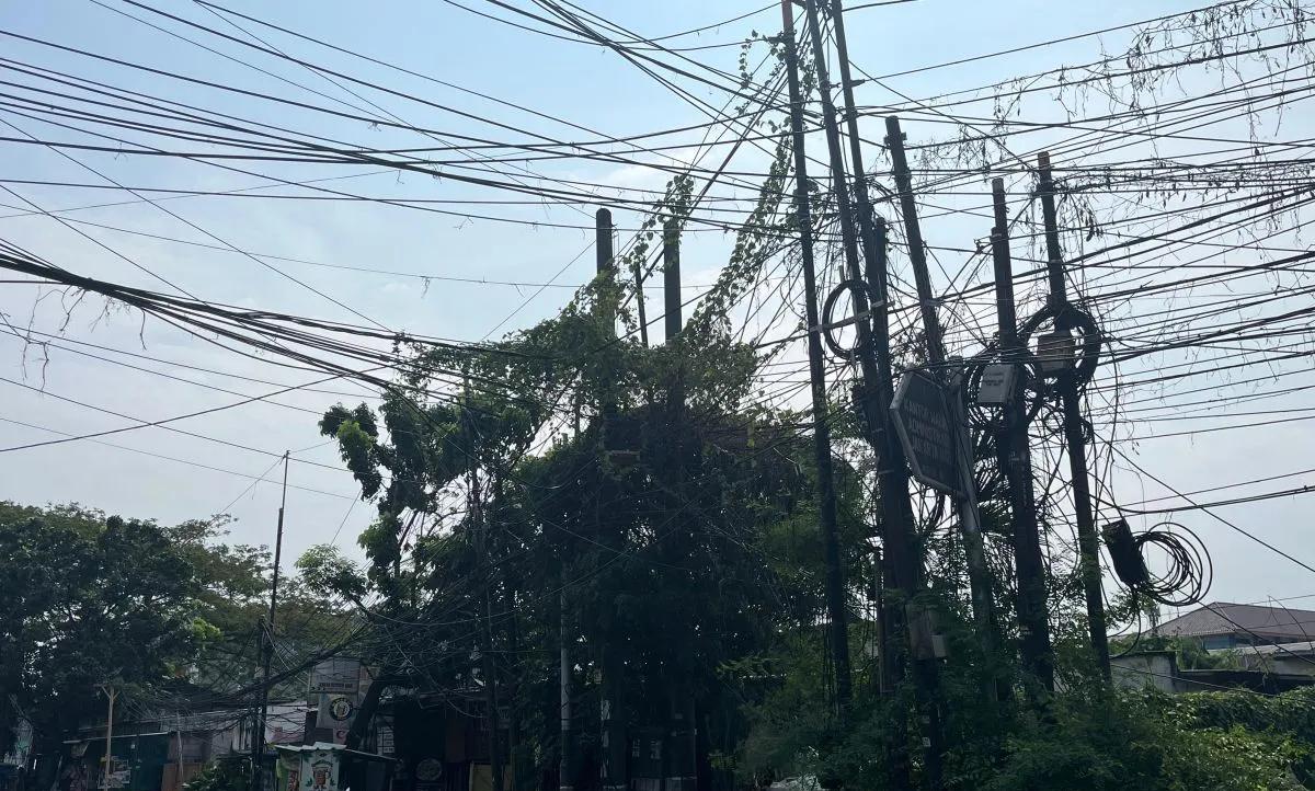 Sering Tersangkut Truk, Kabel Semrawut di Kalideres Akan Ditata