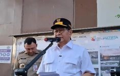 Pramono Ancam Cabut Bansos hingga KJP bagi Warga yang Buang Sampah ke Sungai