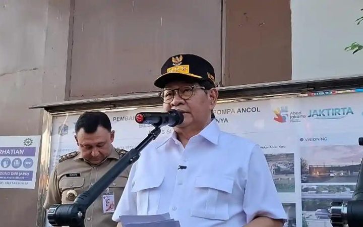 Pramono Ancam Cabut Bansos hingga KJP bagi Warga yang Buang Sampah ke Sungai
