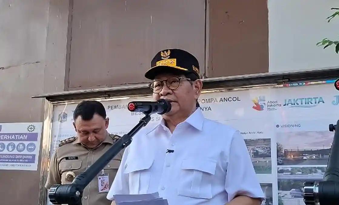 Pramono Ancam Cabut Bansos hingga KJP bagi Warga yang Buang Sampah ke Sungai