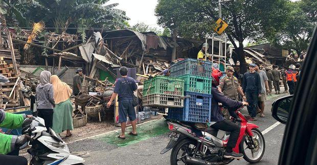 Bangunan Liar di Jalan Juanda Depok Ditertibkan, Lalu Lintas Sempat Tersendat