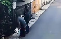 Tiga Pengamen Bakar Pagar Rumah Warga di Bekasi Viral