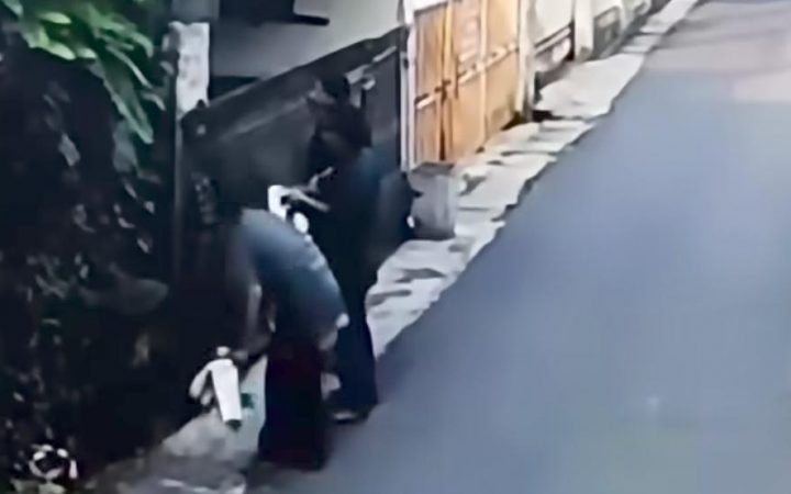 Tiga Pengamen Bakar Pagar Rumah Warga di Bekasi Viral