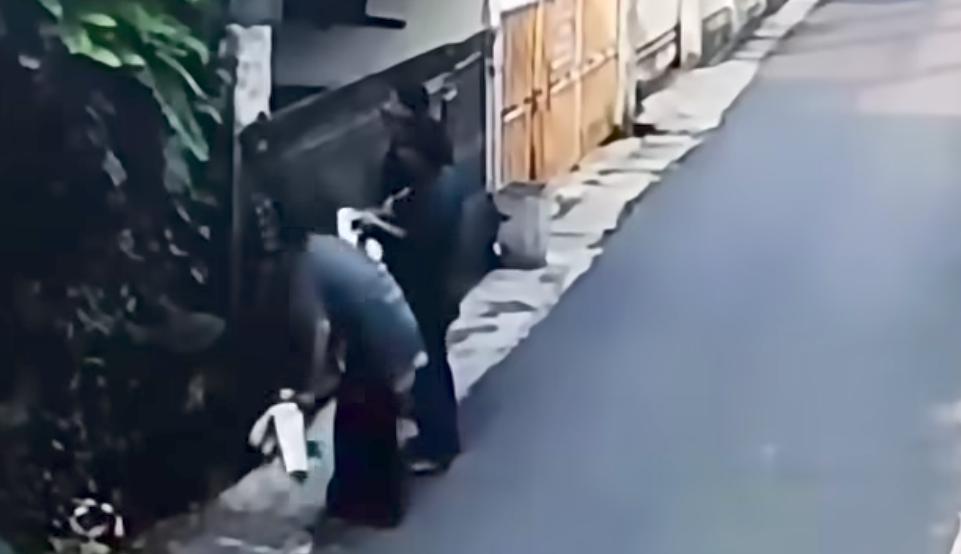Tiga Pengamen Bakar Pagar Rumah Warga di Bekasi Viral