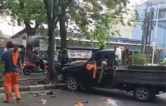 Mobil Operasional PPSU Tabrak Pohon di Jakbar, Lima Petugas Terluka