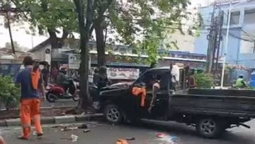Mobil Operasional PPSU Tabrak Pohon di Jakbar, Lima Petugas Terluka