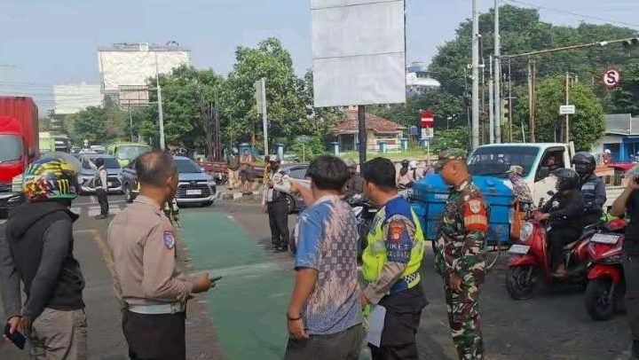 Truk Diduga Rem Blong Hantam Sejumlah Motor di Bekasi, 1 Tewas dan 5 Terluka
