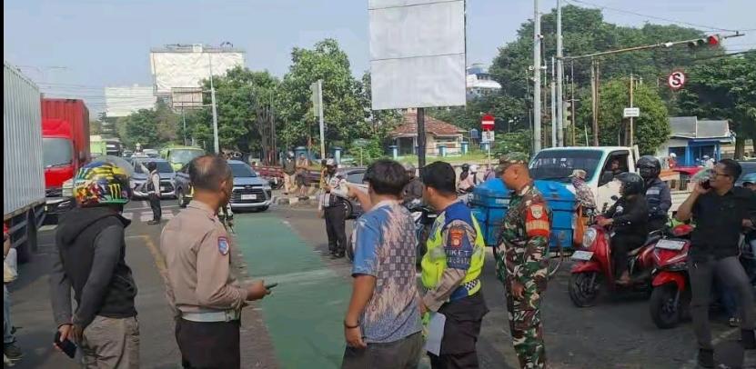 Truk Diduga Rem Blong Hantam Sejumlah Motor di Bekasi, 1 Tewas dan 5 Terluka