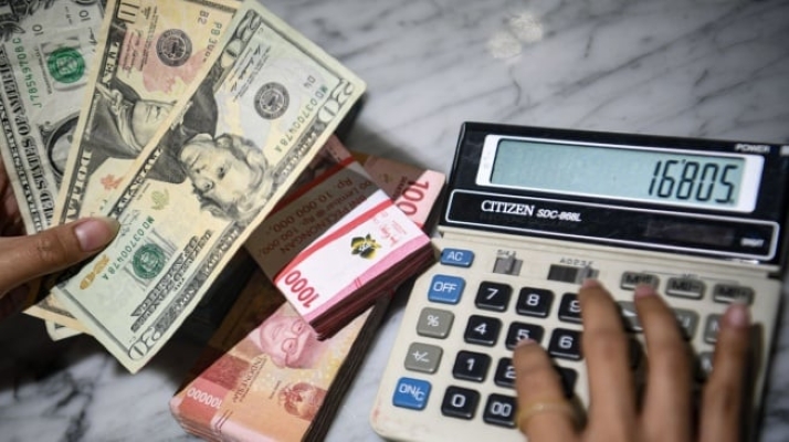 Rupiah Terpuruk ke Rp17.966 per Dolar AS