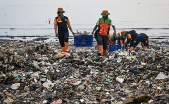Pulau Sampah di Pesisir Jakarta Akhirnya Dibersihkan