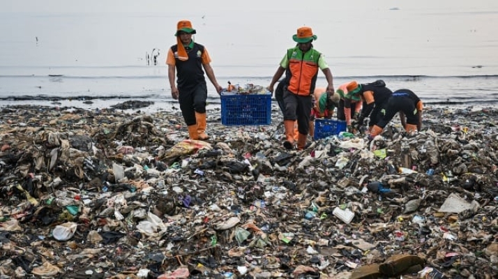 Pulau Sampah di Pesisir Jakarta Akhirnya Dibersihkan