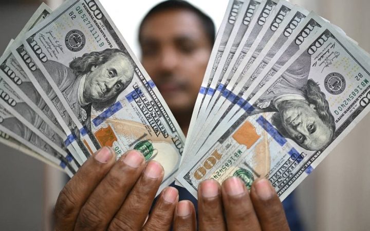 Dolar AS Masih Kuat, Rupiah Bertahan di Kisaran Rp17.800–Rp18.000